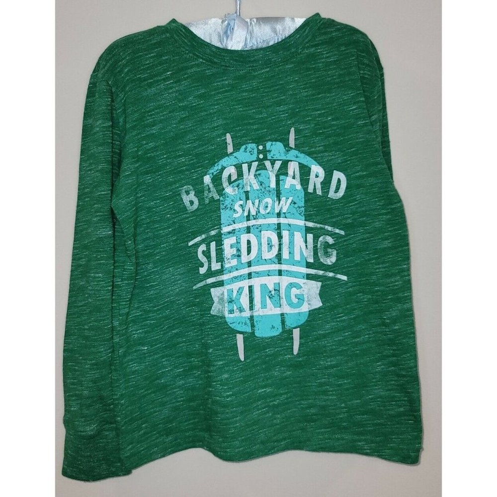 Cat & Jack Boy's Green Backyard Snow Sledding King Shirt, XS 4-5T pre-owned